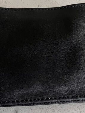 Men’s Samsonite bifold wallet.